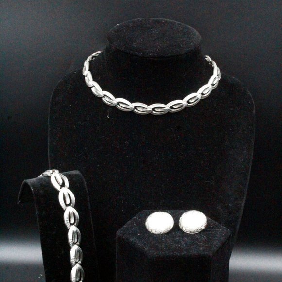 Monet Signed Designer High End Silver Tone Textured Brushed Necklace Set - Picture 5 of 10